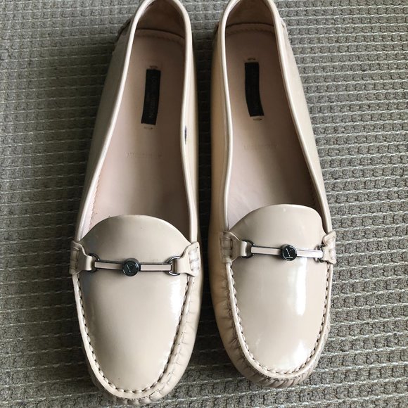 Louis Vuitton Women's Patent Leather Cream Shoes. - Picture 1 of 13